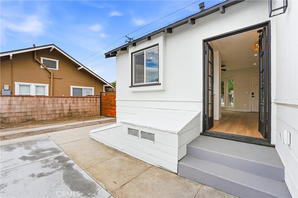 1334 N Sultana Property Photo 25