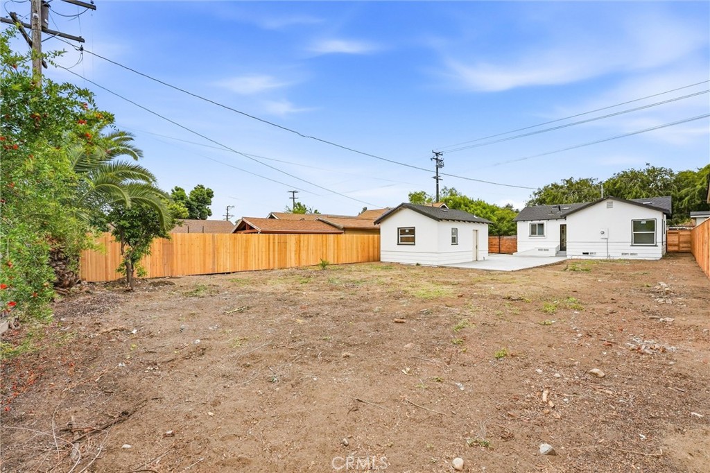 1334 N Sultana Property Photo 27