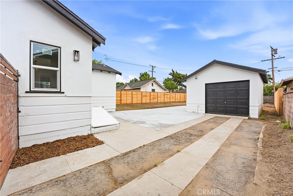 1334 N Sultana Property Photo 28