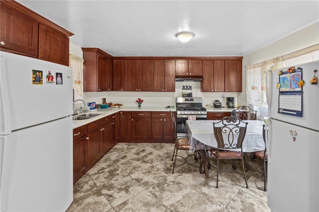 2554 N State Property Photo 8