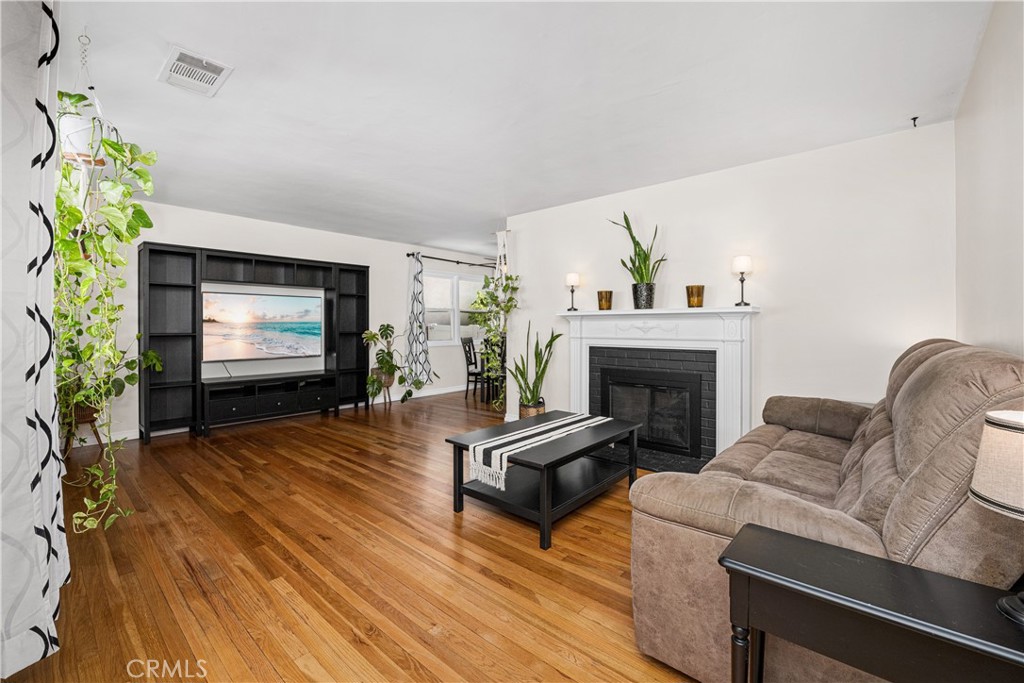 5922 Hayter Property Photo 4