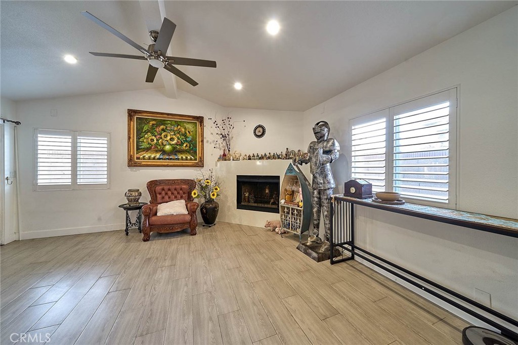 2513 W Mall Place Property Photo 10