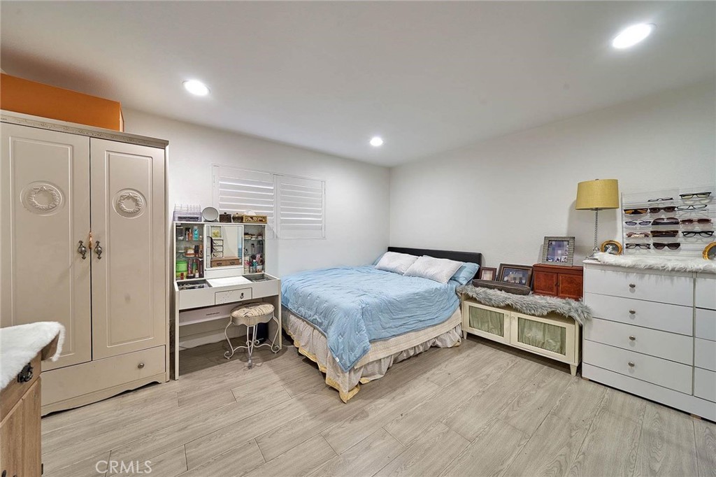 2513 W Mall Place Property Photo 16