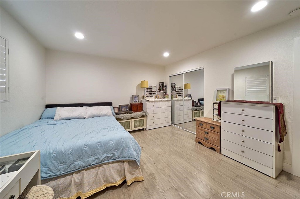 2513 W Mall Place Property Photo 17