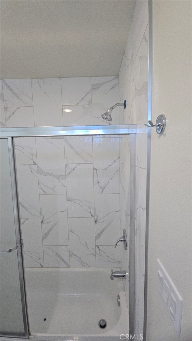 837 E 33rd 1/2 Property Photo 8
