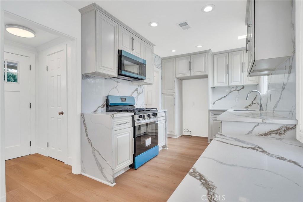 20756 Saticoy Street Property Photo 14