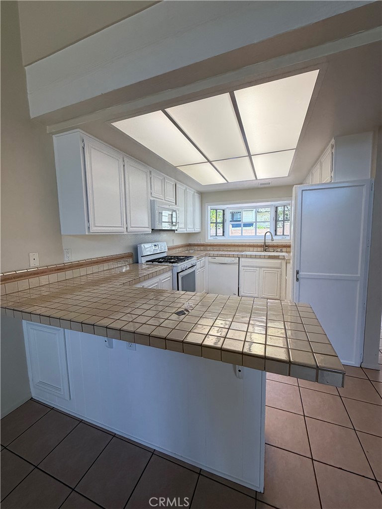 2624 N Tustin Avenue D Property Photo 3