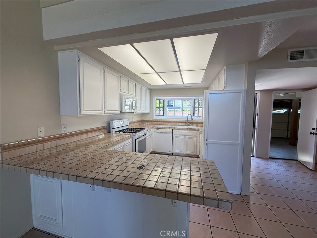 2624 N Tustin Avenue D Property Photo 4