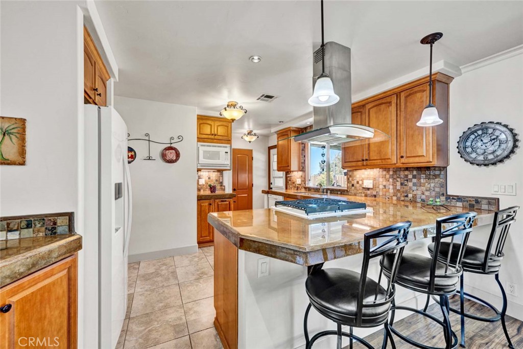 582 S Nutwood Street Property Photo 8