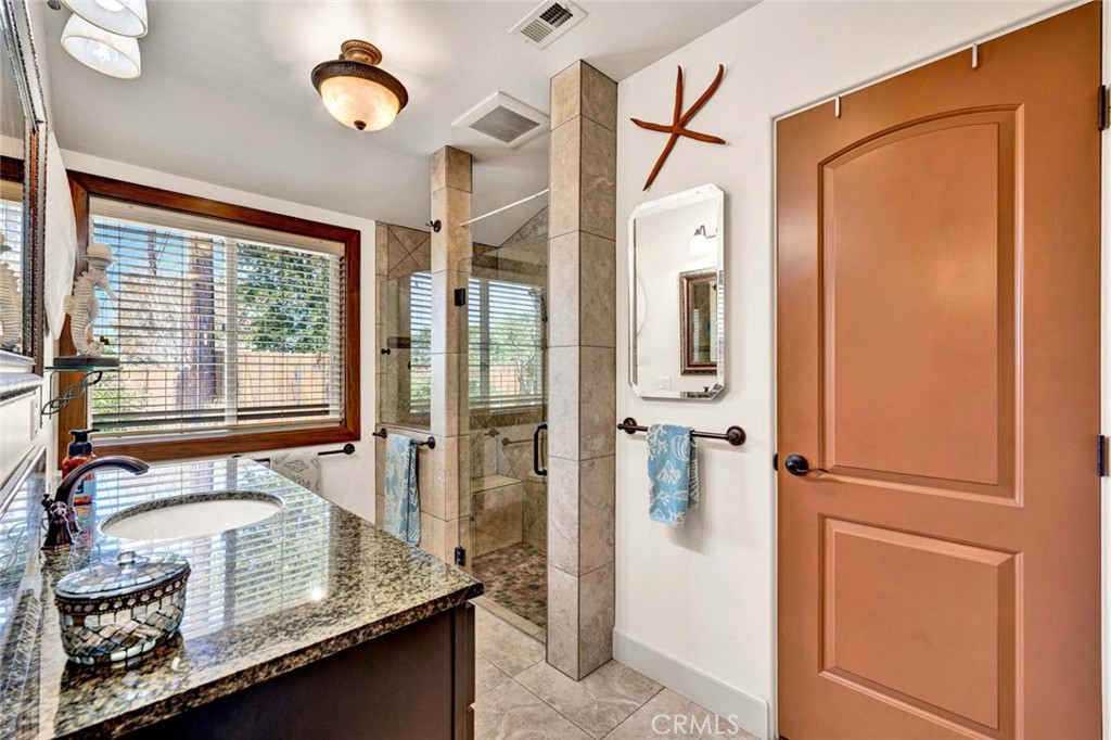 582 S Nutwood Street Property Photo 11