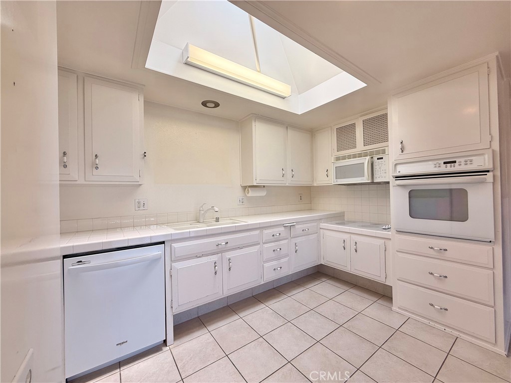 1690 Interlachen Road 42i Property Photo 12