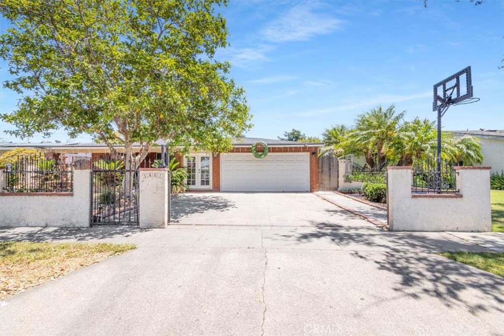 1401 S Joane Way Property Photo 1