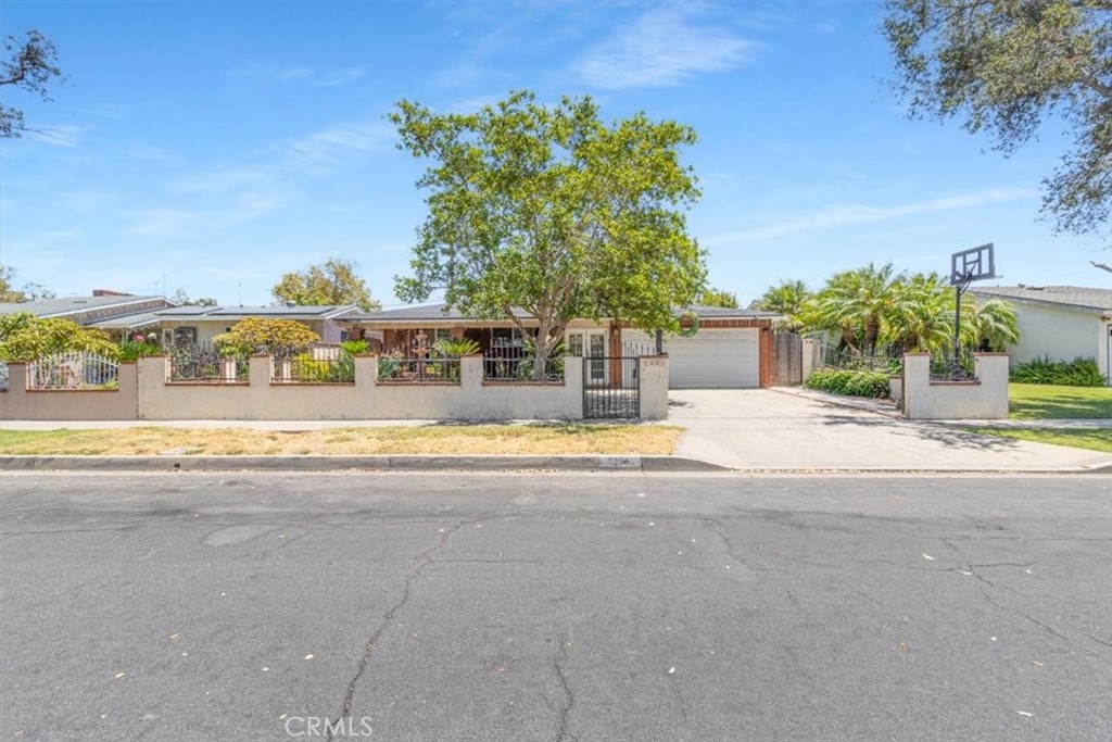 1401 S Joane Way Property Photo 2