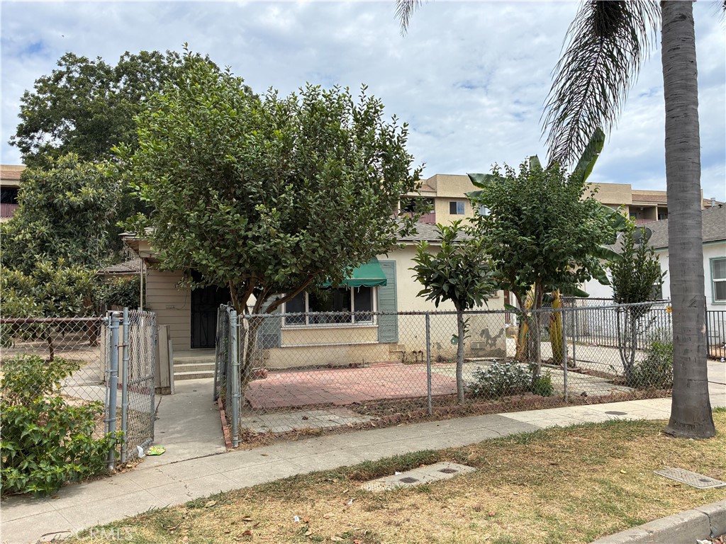 1529 N Van Ness Property Photo 1