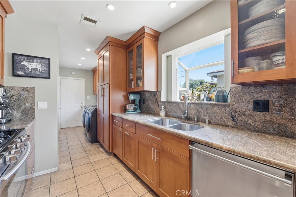 2840 Magnolia Property Photo 10