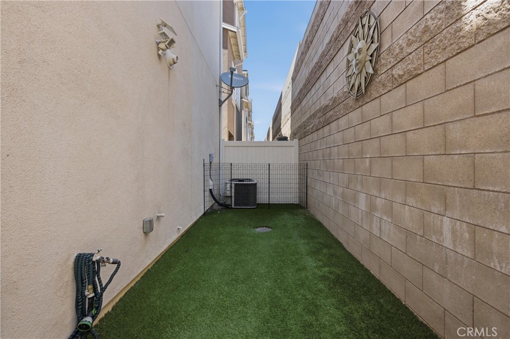 310 N Bellarose Property Photo 5
