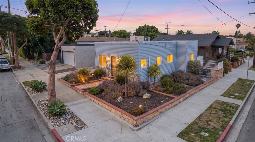 1652 Loma Avenue Property Photo 4