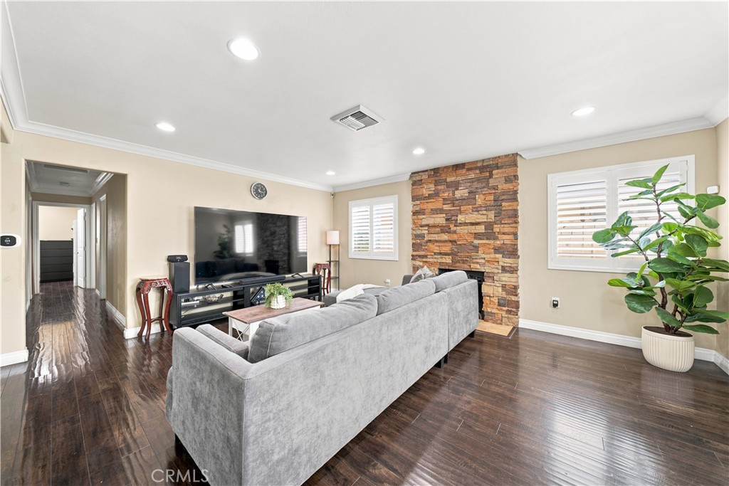 1309 N Catalpa Property Photo 3