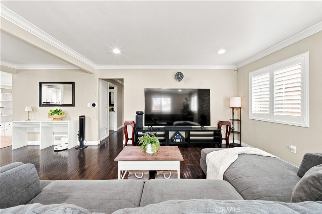 1309 N Catalpa Property Photo 4