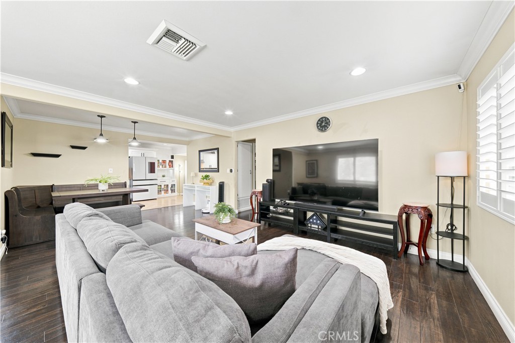 1309 N Catalpa Property Photo 6