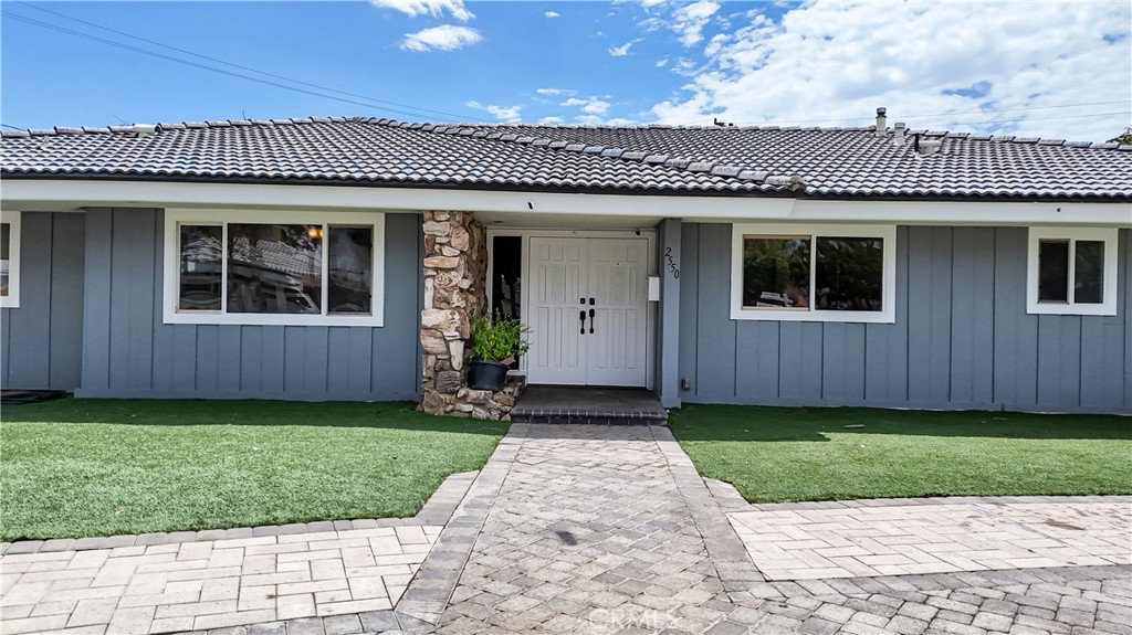2550 W Rowland Avenue Property Photo 2