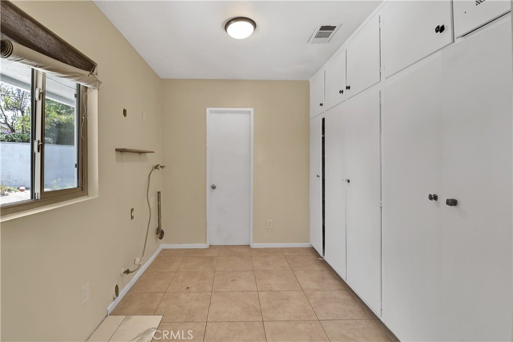 2550 W Rowland Avenue Property Photo 9
