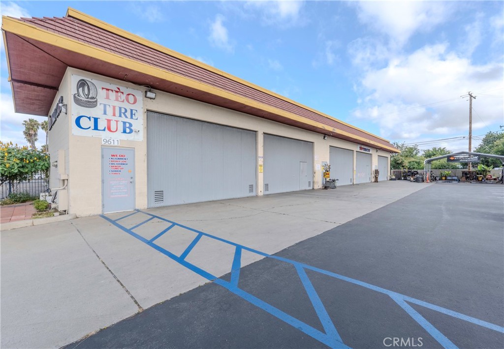 9611 Garden Grove Property Photo 3