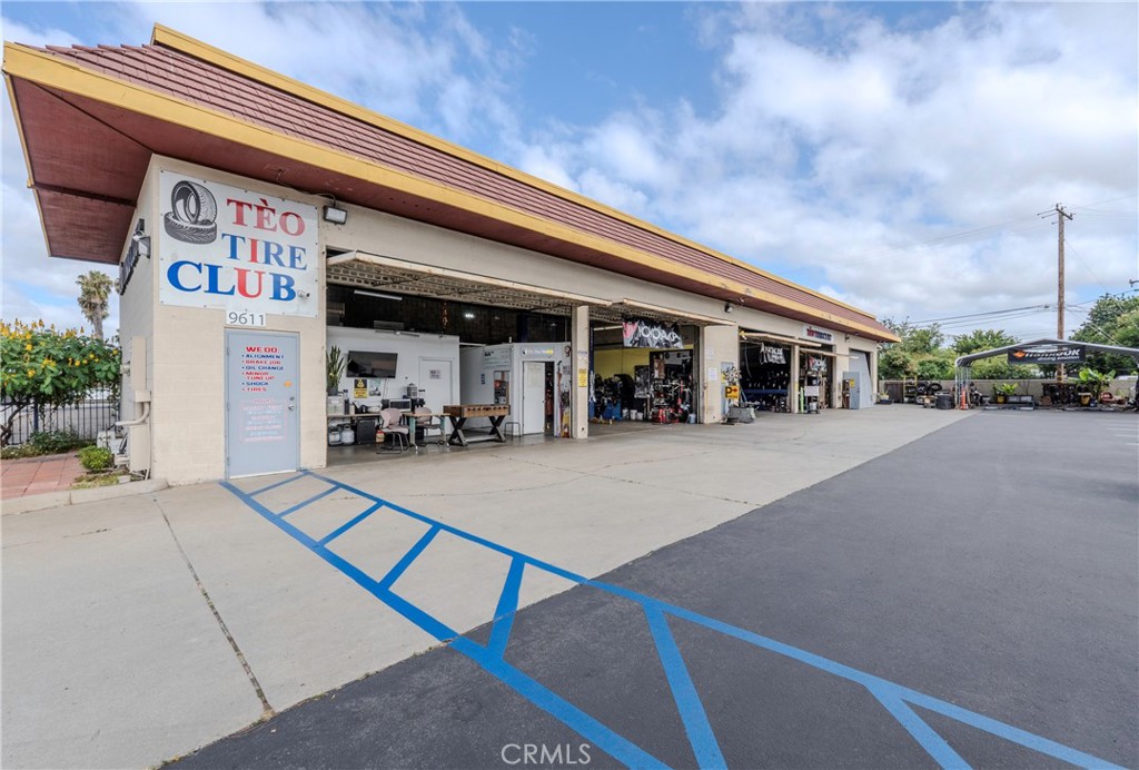 9611 Garden Grove Property Photo 4