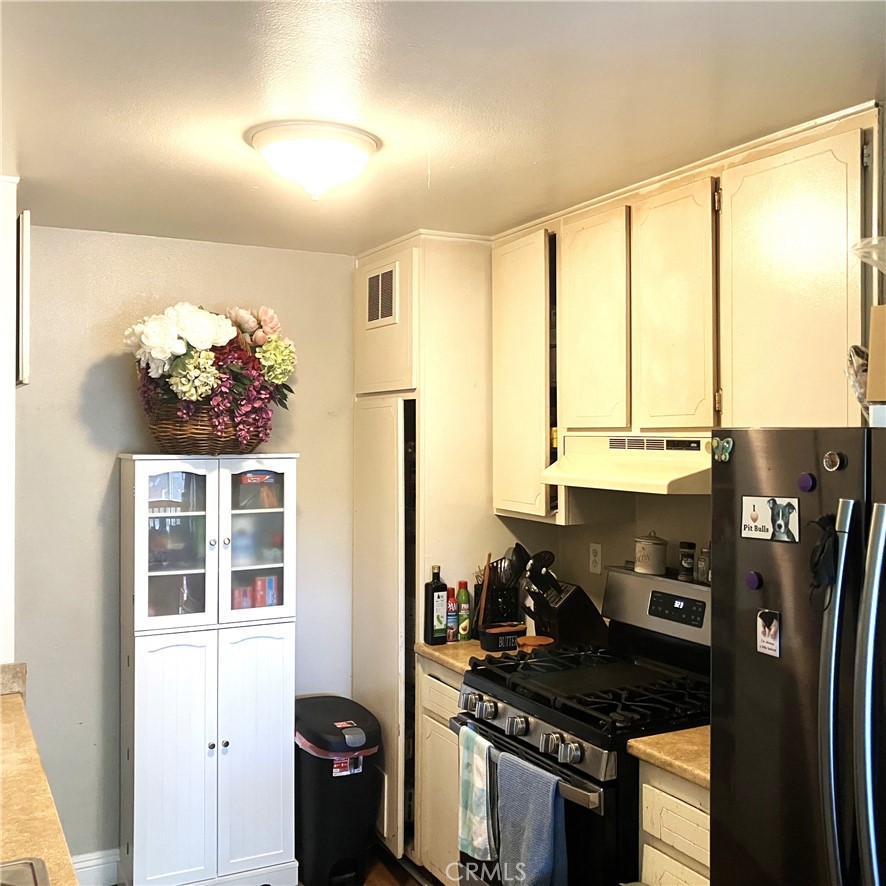 1122 S Dover Property Photo 9