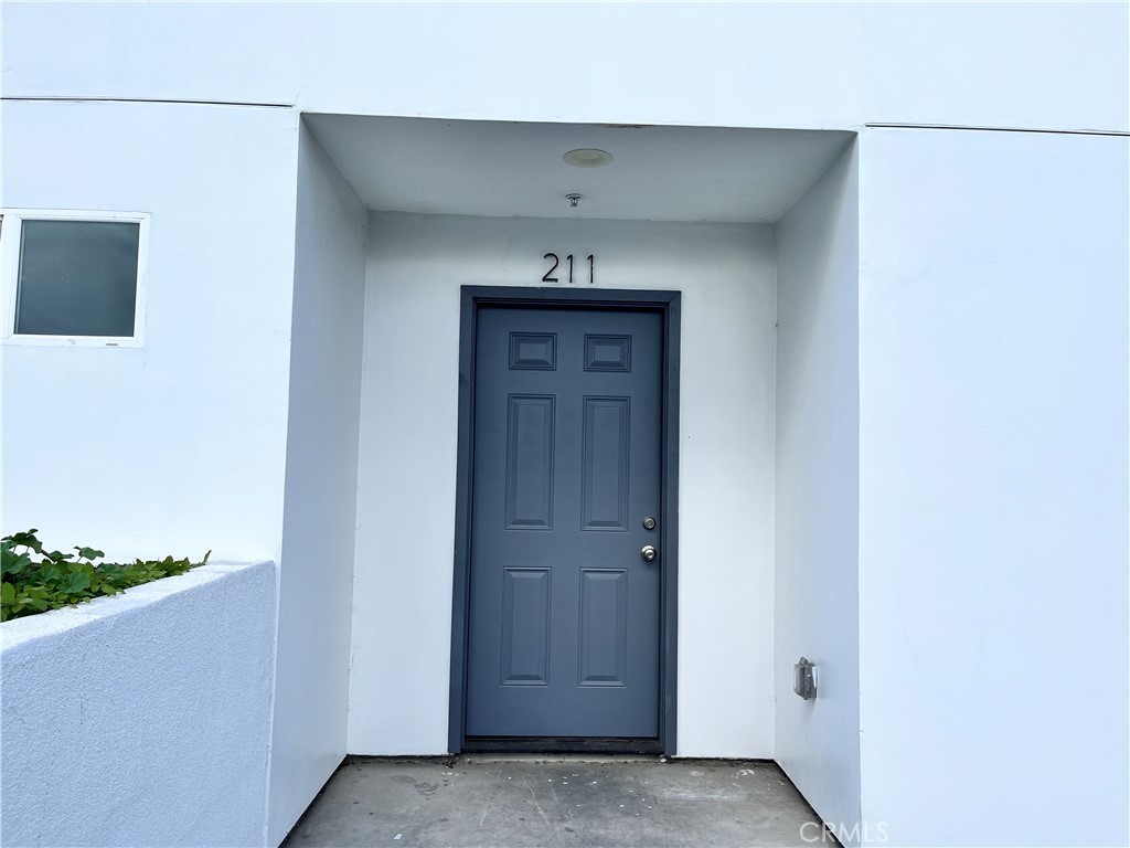211 W 43rd Property Photo 2