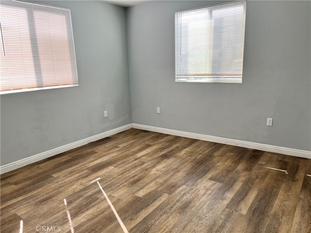 211 W 43rd Property Photo 14