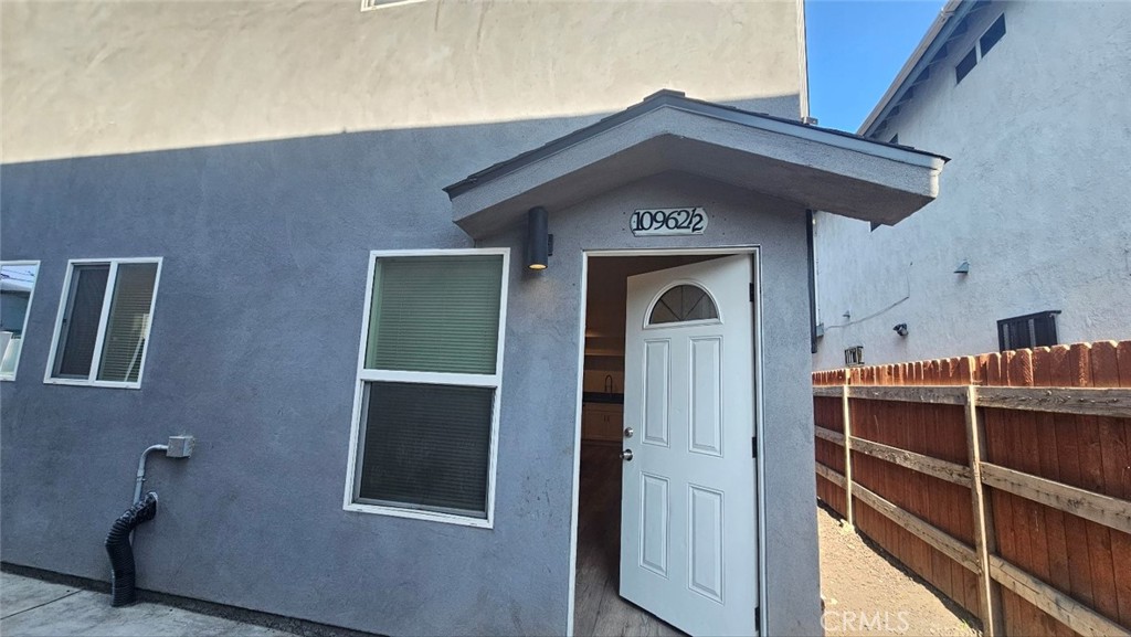 10962 1/2 Avalon Property Photo 3