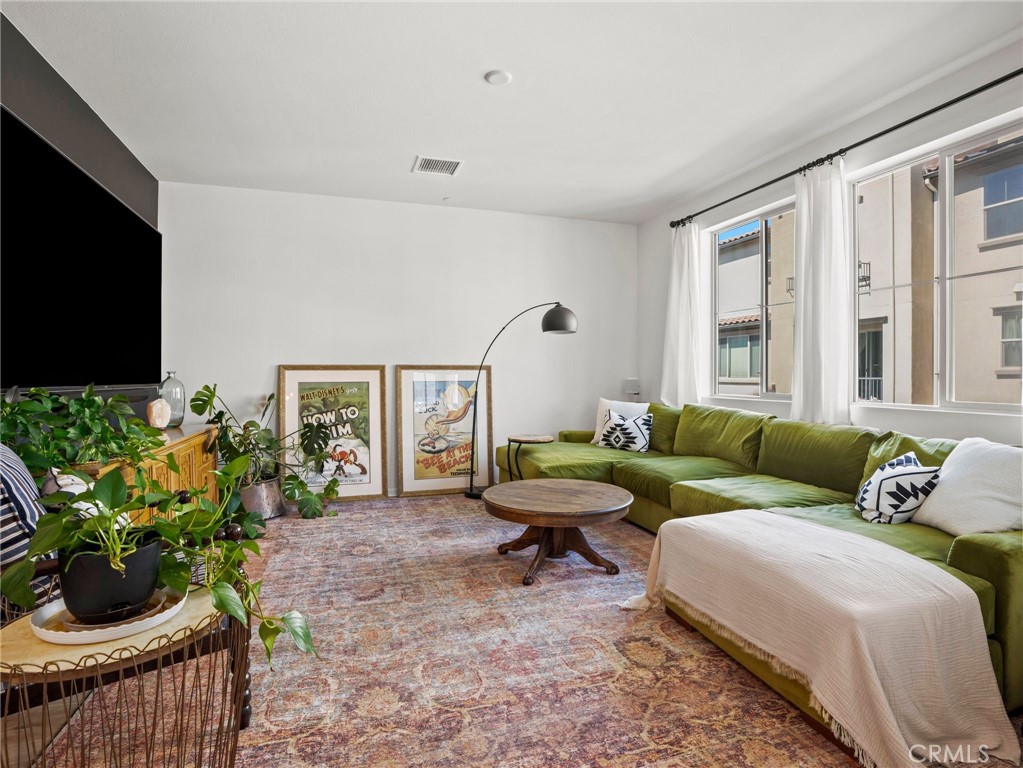 633 S Motif Property Photo 3