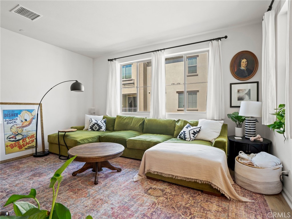 633 S Motif Property Photo 4