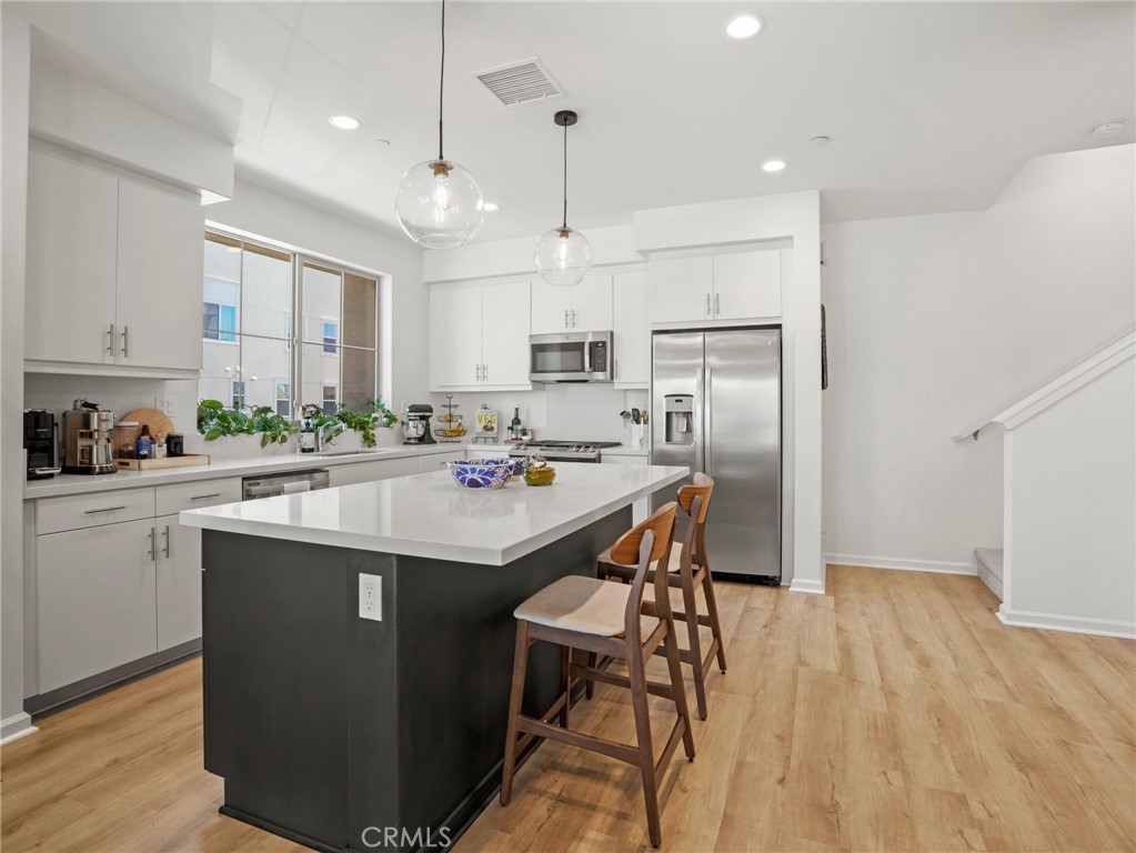 633 S Motif Property Photo 7