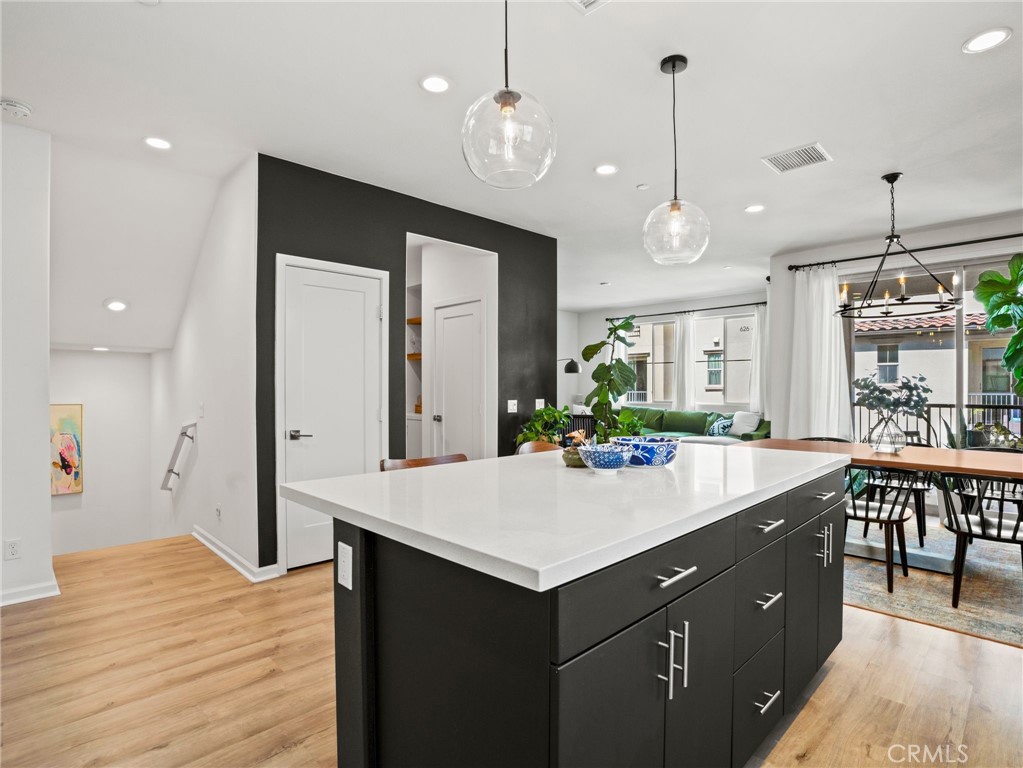 633 S Motif Property Photo 8