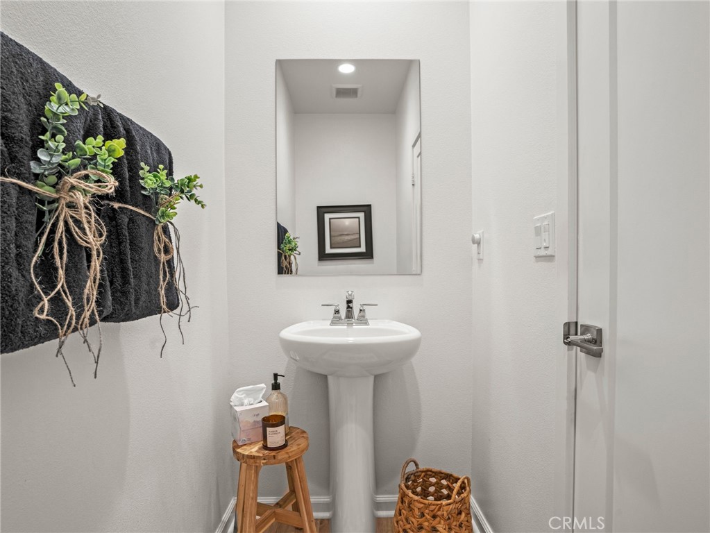 633 S Motif Property Photo 11