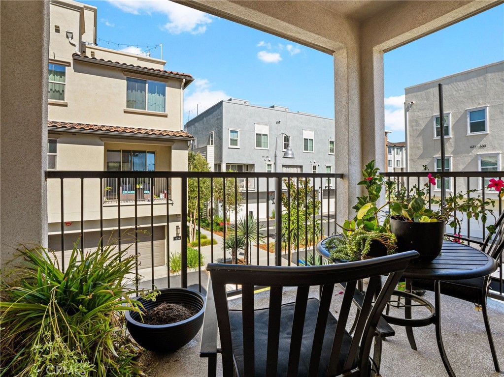 633 S Motif Property Photo 12