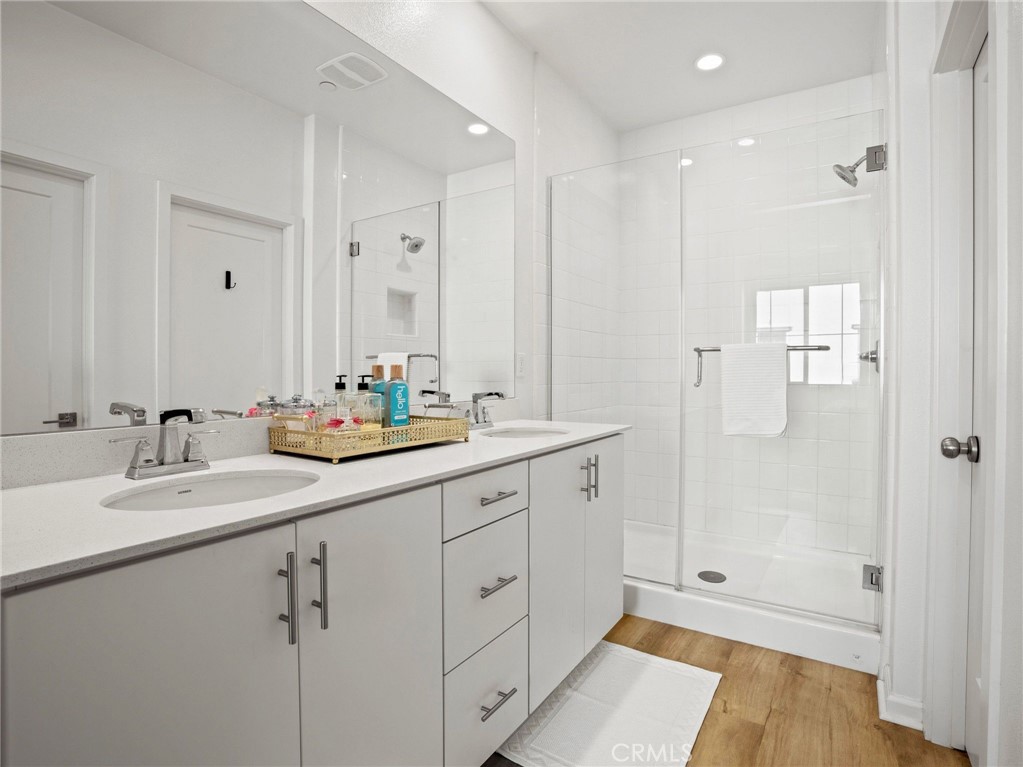 633 S Motif Property Photo 22