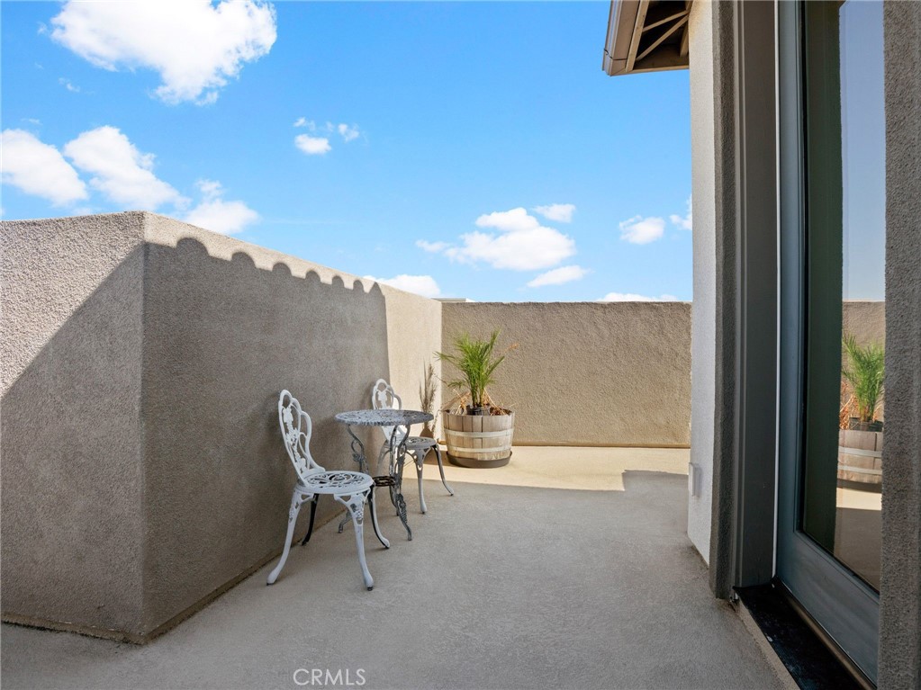 633 S Motif Property Photo 27