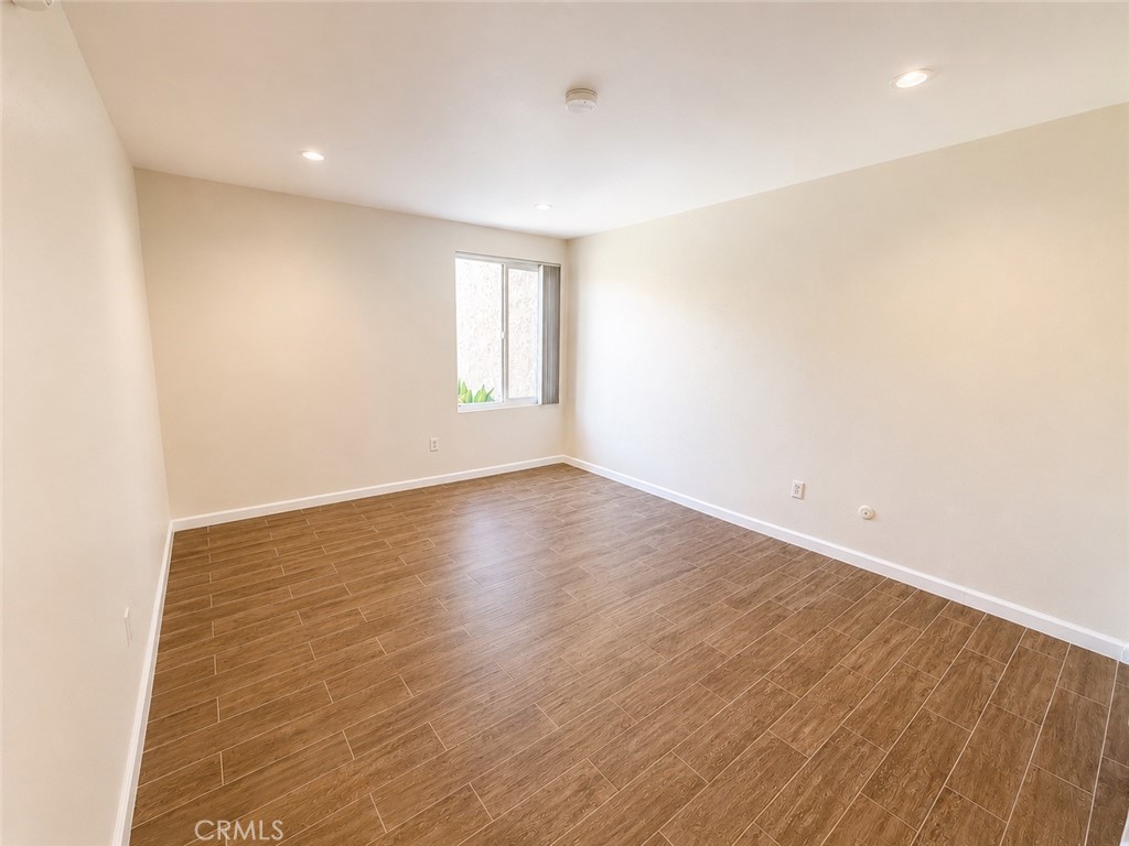 1000 W Macarthur Property Photo 4