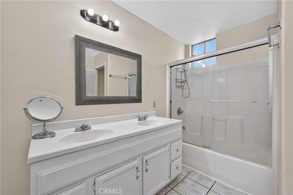 1015 W 5th Property Photo 18
