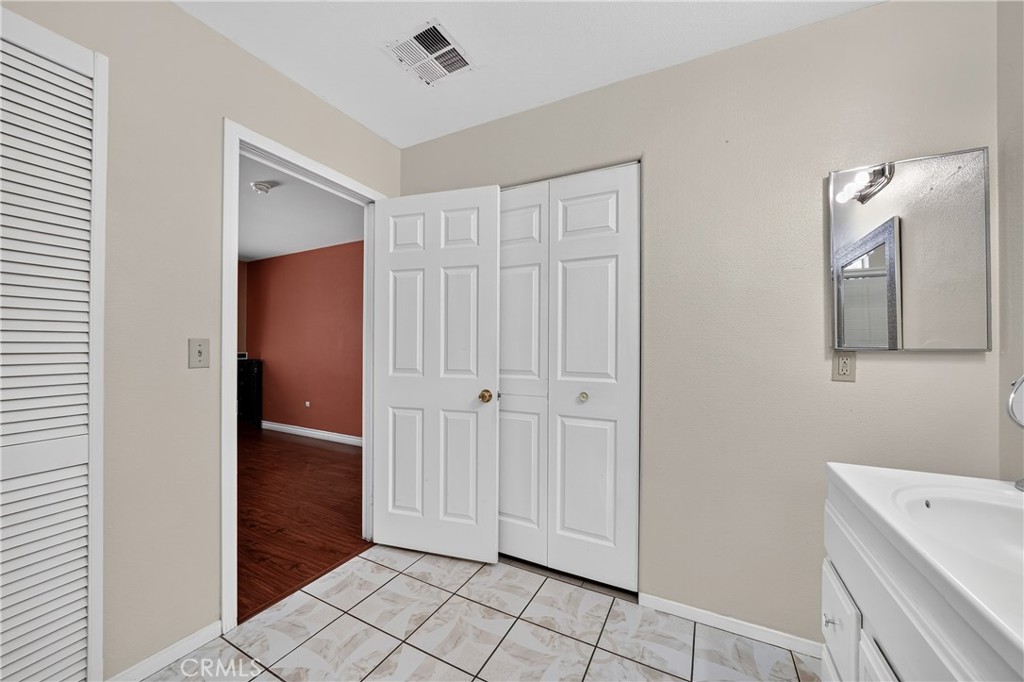 1015 W 5th Property Photo 19