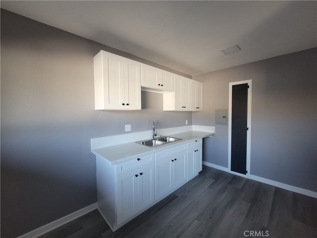409 E Market Property Photo 3