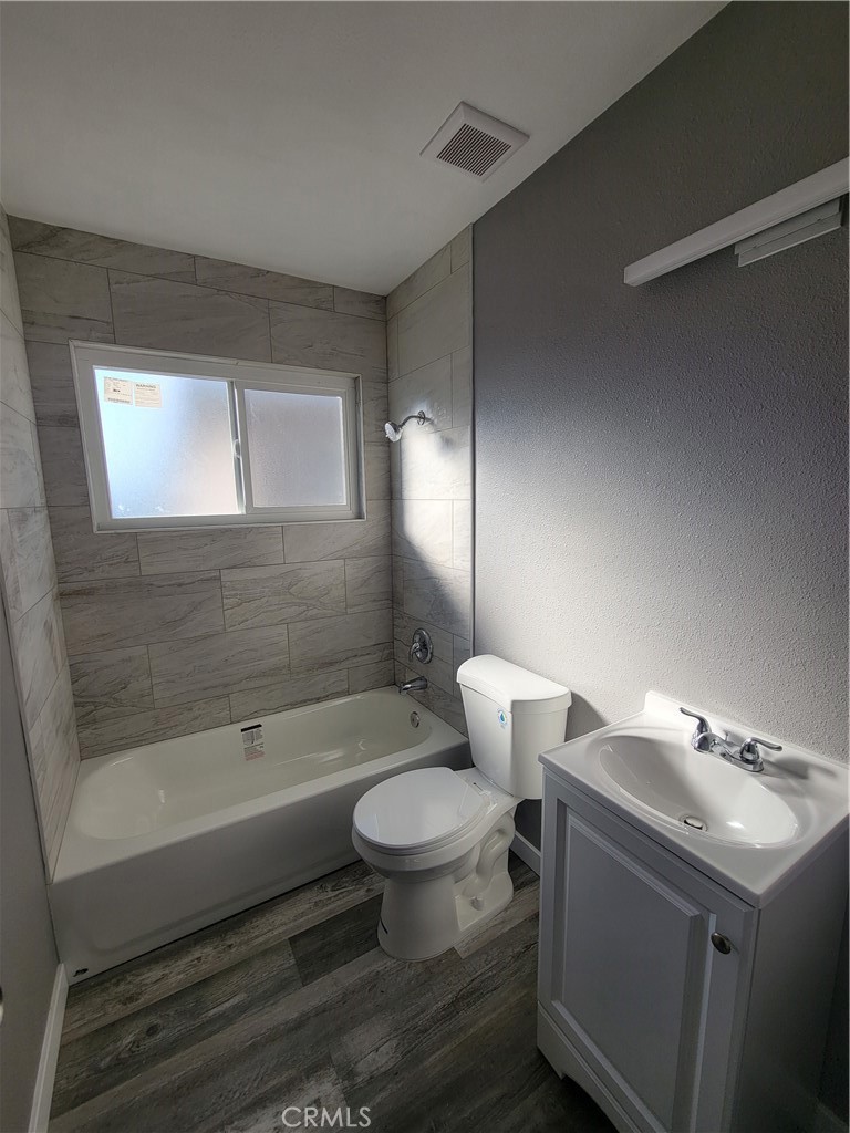 409 E Market Property Photo 5