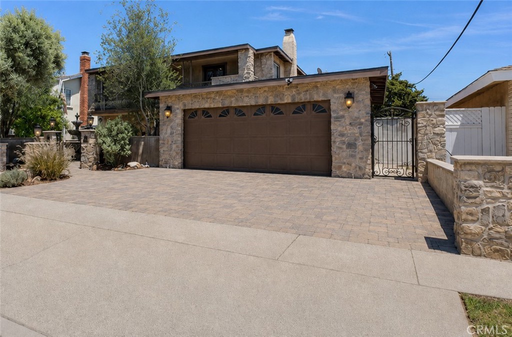 2117 Deodar Property Photo 2