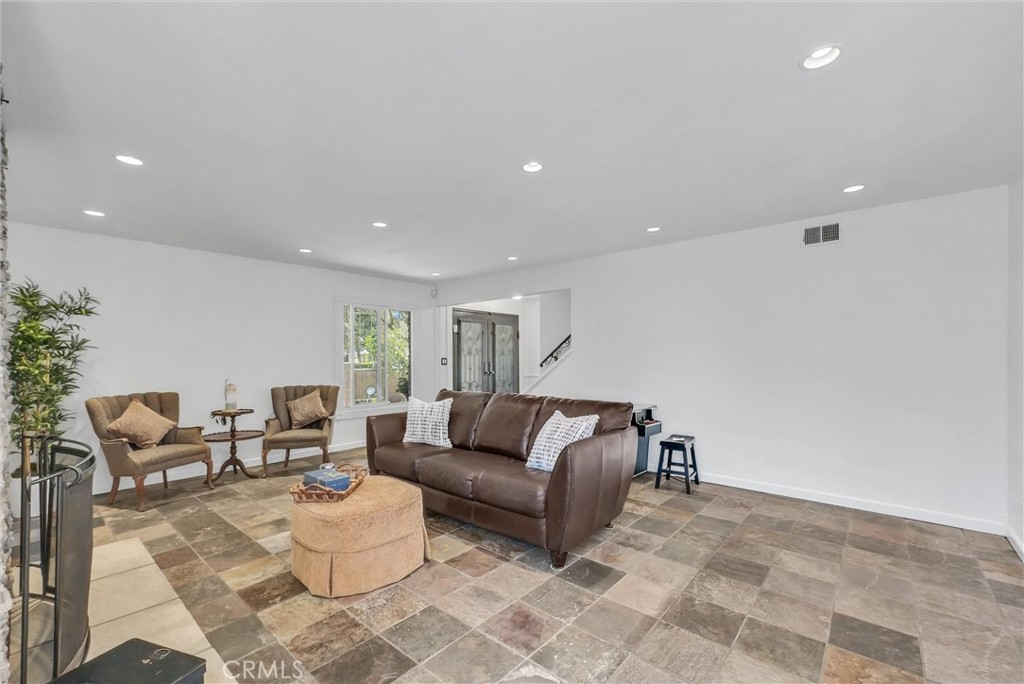 2117 Deodar Property Photo 6