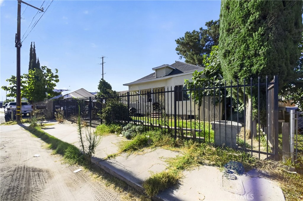 24809 E Benedict Property Photo 6