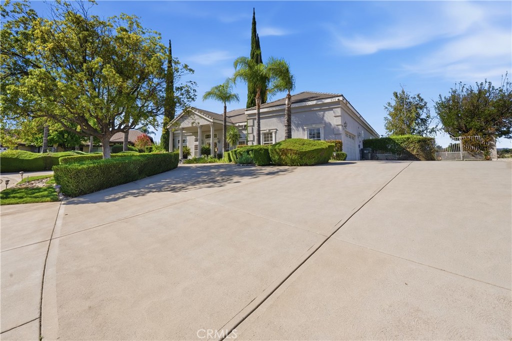 685 Bradbury Property Photo 4