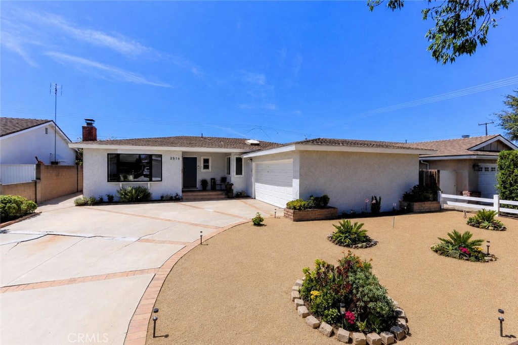 2516 E Quincy Property Photo 4